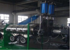 Automatický jednozávitovkový vytláčací stroj, stroj na granulovanie odpadových plastov