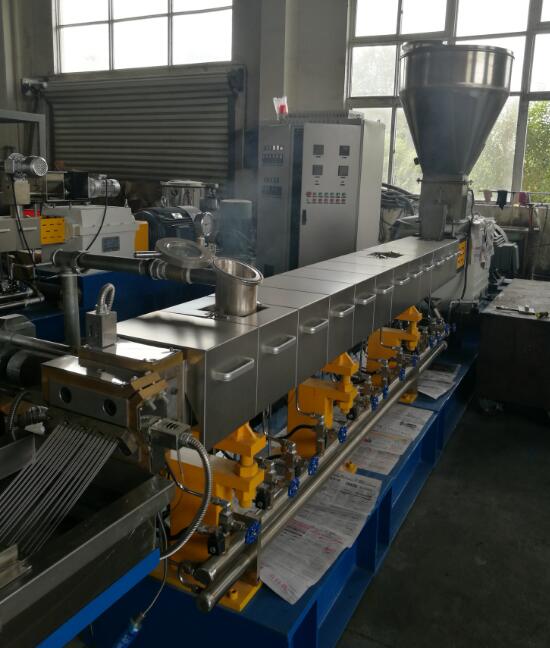 W6Mo5Cr4V2 Materiala Ĝemelŝraŭba Extruder Maŝino Horizontala 300kg/H Kapacito