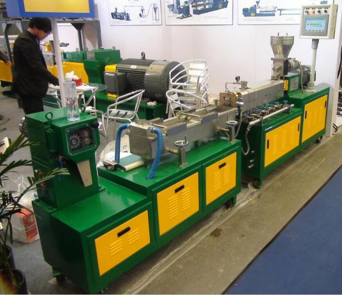 PLC Control Mini Twin Screw Extruder, HDPE Extruder Machine Ett års garanti