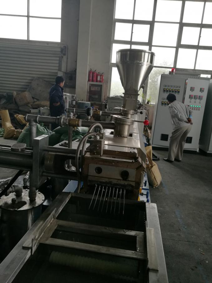 Loidhne pelletizing botail PET ath-chuairteachadh le inneal biadhaidh sgriubha 400kg / H