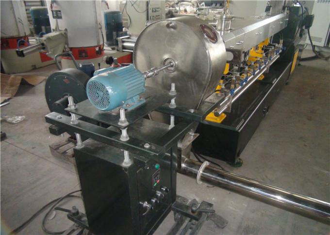 Varma Tranĉa Duobla Ŝraŭbo WPC Extruder Maŝino 400-500kg/H Kapacito Longa Interspaco Vivo