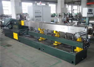 Die Face Cutter Extruder ម៉ាស៊ីន Pelletizing PVC ជាមួយនឹងប្រព័ន្ធ Vacuum Venting System