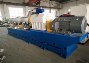 600 kg / H PE PP PVC WPC ekstruderio mašina trijų pakopų oro aušinimo štampo veido pjovimo būdas