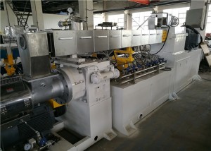 Doble nga Stage Plastic Extrusion Machine Para sa Pvc Pellets 400-500kg / H Capacity