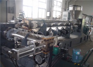 ឧបករណ៍ Extruder ផ្តេកពីរដំណាក់កាល ជាមួយនឹងជណ្តើរយន្តធុងលាយខាងក្នុង