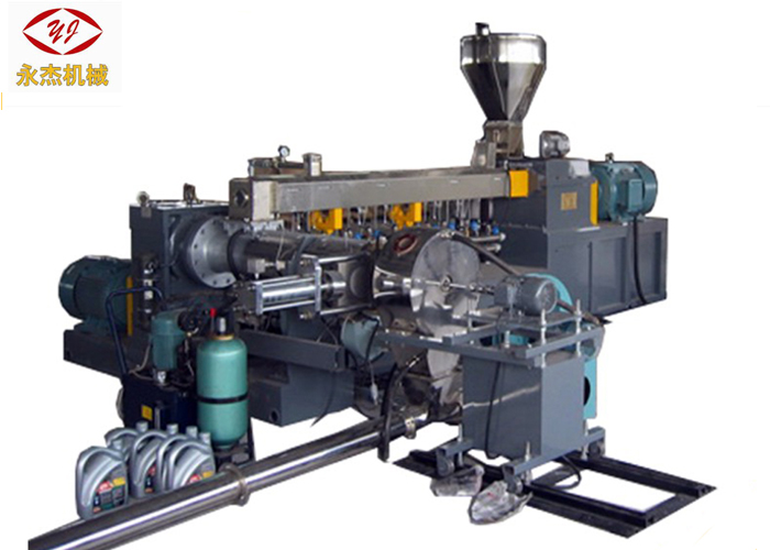 ឧបករណ៍ Extruder ផ្តេកពីរដំណាក់កាល ជាមួយនឹងជណ្តើរយន្តធុងលាយខាងក្នុង