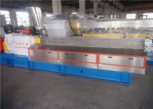 ម៉ាស៊ីនកាត់ក្រវ៉ាត់ទឹក PE Extrusion Machine , 2000kg/H Two Screw Extruder 315kw