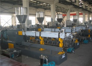 Materielle Doppelschneckenextruder-Maschine W6Mo5Cr4V2 horizontale Kapazität 300kg/H