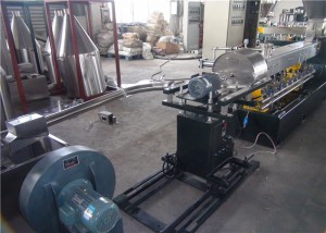 Máquina de fabricación de lotes mestres de velocidade de revolucións de 0-600 rpm cunha peza de alimentador