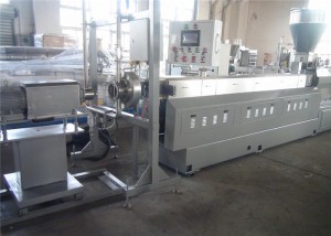 នៅក្នុងម៉ាស៊ីន Water Twin Screw Polyethylene Extruder Machine 0-600rpm បដិវត្តន៍