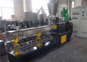 Igwe na-ekpo ọkụ ịkpụ okpukpu abụọ WPC Extruder Machine 400-500kg/H Ike Ogologo Ogologo Ndụ