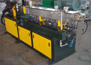 វីសពីរជាន់ Extruder PET Pelletizing Machine 10-20kg/H សមត្ថភាពសន្សំសំចៃថាមពល