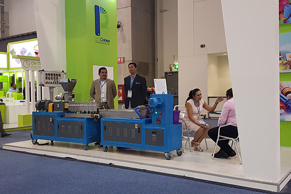 Laboratórny dvojzávitovkový extrudér na mexickej výstave